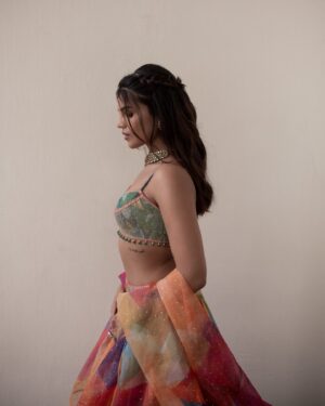 Jini Sundarraj Instagram - Look 1: Mehandi ❤️
.
.
After exploring countless options and diving into Google searches, my heart finally settled on this stunning piece from Cedar and Pine. It felt like something straight off a Pinterest board! Sakshi made it even more special with her incredible photography—I loved every single photo she captured and honestly couldn’t decide which one to share. From reel to real, I can always count on Teddy for my makeup. Thank you for this beautiful look! A big thank you to Murali for bringing our vision to life through the beautiful decor.
.
Outfit @cedaarandpine 
Pic @sakshi.ramakrishnan 
Makeup @teddy_palette_mua 
Decor @moon_light_events_1004 
Jewel @aaranyarentaljewellery