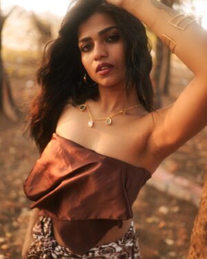 Jini Sundarraj Instagram - •Golden view •👑💛 
.
.
Pc @snipershotphotography @laavanya_prol_ 
@vasy_vendra 
Jewellery @tada__store @heyli_jewels 
.
#insta #instadaily #photooftheday #photoshoot #photography #theme #photo #picofday #instagood #instafashion #styleoftheday