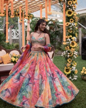 Jini Sundarraj Instagram - Look 1: Mehandi ❤️
.
.
After exploring countless options and diving into Google searches, my heart finally settled on this stunning piece from Cedar and Pine. It felt like something straight off a Pinterest board! Sakshi made it even more special with her incredible photography—I loved every single photo she captured and honestly couldn’t decide which one to share. From reel to real, I can always count on Teddy for my makeup. Thank you for this beautiful look! A big thank you to Murali for bringing our vision to life through the beautiful decor.
.
Outfit @cedaarandpine 
Pic @sakshi.ramakrishnan 
Makeup @teddy_palette_mua 
Decor @moon_light_events_1004 
Jewel @aaranyarentaljewellery