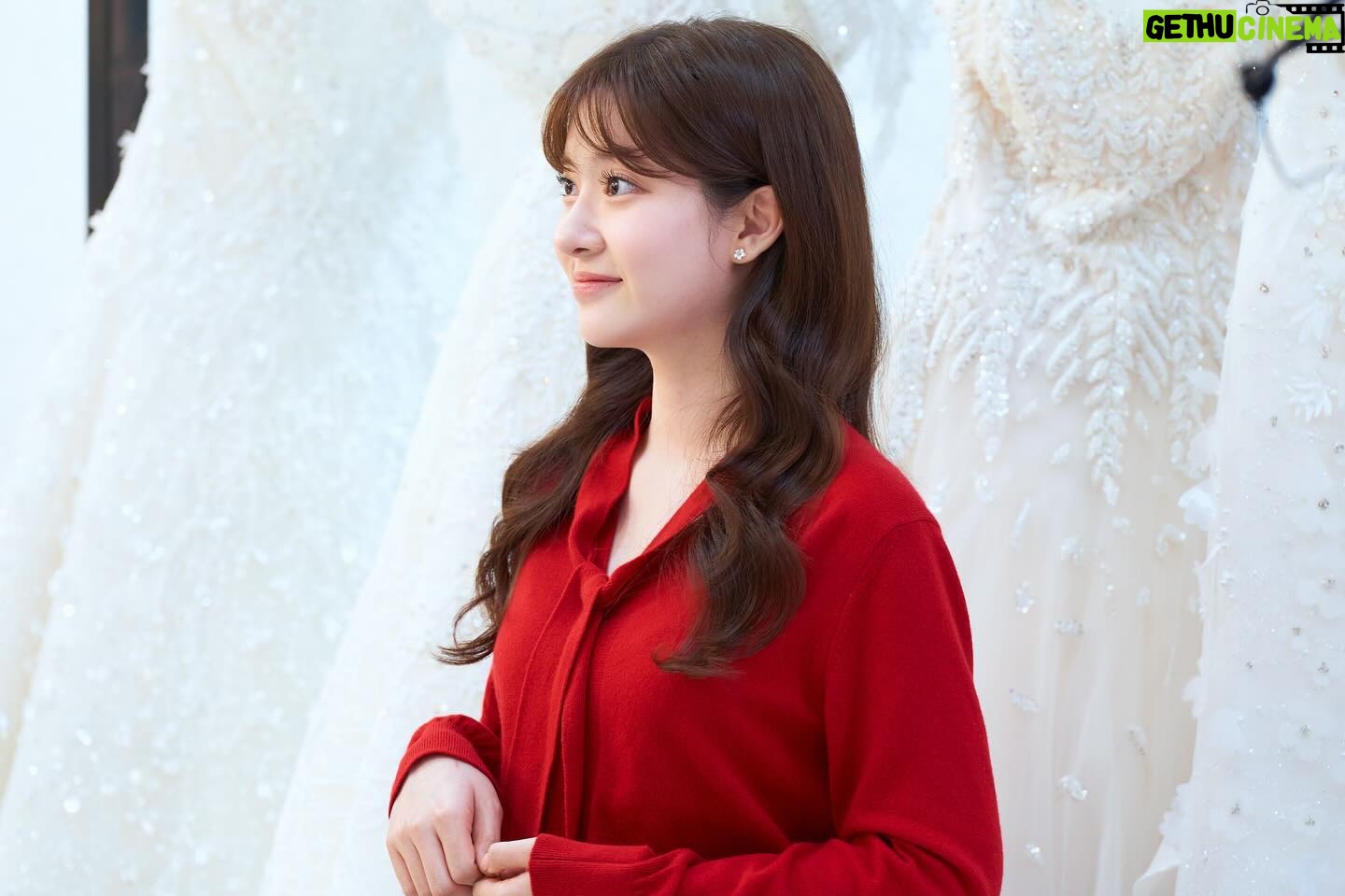 Jo Soo-min - 120.7K Likes - "전요, 결혼에도 자격이 있다고 생각해요
상대방을 신뢰할 수 있고, 책임질 수 있고, 온전히 자신을 내어줄 때 자기도 충분히 행복감을 느끼는 사람들이 해야 한다고 봐요"
이건 제가 가장 좋아하는 하나 대사인데요….!
많은 분들께 결혼에 대한 많은 생각이 들게 만들었던 의미 있는 대사였던 것 같습니다
하나는 마음의 문을 열게 해준 따듯한 마음의 철희와 행복한 미래를 꿈꾸게 되었는데요
드라마 시청해주신 모든 분들께도 내 마음을 알아주는 마음이 따듯한 분들이 주변에 가득했으면 하는 바램입니다🤍
어떠한 관계든 진정한 내편이 있다는 건 참 행복한 일이니까요☺️
모두들 따듯한 연말 보내시구 저희 드라마 시청해주셔서 감사합니다💛
여러분 하나가 사랑한다구 전해달래요오🧡🧡🧡
사랑해YOU🥰