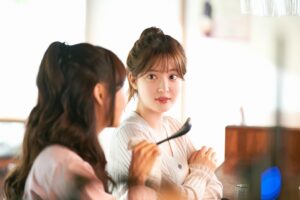 Jo Soo-min Instagram - "전요, 결혼에도 자격이 있다고 생각해요
상대방을 신뢰할 수 있고, 책임질 수 있고, 온전히 자신을 내어줄 때  자기도 충분히 행복감을 느끼는 사람들이 해야 한다고 봐요"

이건 제가 가장 좋아하는 하나 대사인데요….!
많은 분들께 결혼에 대한 많은 생각이 들게 만들었던 의미 있는 대사였던 것 같습니다

하나는 마음의 문을 열게 해준 따듯한 마음의 철희와 행복한 미래를 꿈꾸게 되었는데요
드라마 시청해주신 모든 분들께도 내 마음을 알아주는 마음이 따듯한 분들이 주변에 가득했으면 하는 바램입니다🤍
어떠한 관계든 진정한 내편이 있다는 건 참 행복한 일이니까요☺️
모두들 따듯한 연말 보내시구 저희 드라마 시청해주셔서 감사합니다💛
여러분 하나가 사랑한다구 전해달래요오🧡🧡🧡
사랑해YOU🥰