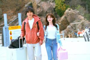 Jo Soo-min Instagram - "전요, 결혼에도 자격이 있다고 생각해요
상대방을 신뢰할 수 있고, 책임질 수 있고, 온전히 자신을 내어줄 때  자기도 충분히 행복감을 느끼는 사람들이 해야 한다고 봐요"

이건 제가 가장 좋아하는 하나 대사인데요….!
많은 분들께 결혼에 대한 많은 생각이 들게 만들었던 의미 있는 대사였던 것 같습니다

하나는 마음의 문을 열게 해준 따듯한 마음의 철희와 행복한 미래를 꿈꾸게 되었는데요
드라마 시청해주신 모든 분들께도 내 마음을 알아주는 마음이 따듯한 분들이 주변에 가득했으면 하는 바램입니다🤍
어떠한 관계든 진정한 내편이 있다는 건 참 행복한 일이니까요☺️
모두들 따듯한 연말 보내시구 저희 드라마 시청해주셔서 감사합니다💛
여러분 하나가 사랑한다구 전해달래요오🧡🧡🧡
사랑해YOU🥰