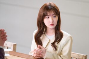 Jo Soo-min Instagram - "전요, 결혼에도 자격이 있다고 생각해요
상대방을 신뢰할 수 있고, 책임질 수 있고, 온전히 자신을 내어줄 때  자기도 충분히 행복감을 느끼는 사람들이 해야 한다고 봐요"

이건 제가 가장 좋아하는 하나 대사인데요….!
많은 분들께 결혼에 대한 많은 생각이 들게 만들었던 의미 있는 대사였던 것 같습니다

하나는 마음의 문을 열게 해준 따듯한 마음의 철희와 행복한 미래를 꿈꾸게 되었는데요
드라마 시청해주신 모든 분들께도 내 마음을 알아주는 마음이 따듯한 분들이 주변에 가득했으면 하는 바램입니다🤍
어떠한 관계든 진정한 내편이 있다는 건 참 행복한 일이니까요☺️
모두들 따듯한 연말 보내시구 저희 드라마 시청해주셔서 감사합니다💛
여러분 하나가 사랑한다구 전해달래요오🧡🧡🧡
사랑해YOU🥰