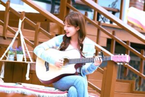 Jo Soo-min Instagram - "전요, 결혼에도 자격이 있다고 생각해요
상대방을 신뢰할 수 있고, 책임질 수 있고, 온전히 자신을 내어줄 때  자기도 충분히 행복감을 느끼는 사람들이 해야 한다고 봐요"

이건 제가 가장 좋아하는 하나 대사인데요….!
많은 분들께 결혼에 대한 많은 생각이 들게 만들었던 의미 있는 대사였던 것 같습니다

하나는 마음의 문을 열게 해준 따듯한 마음의 철희와 행복한 미래를 꿈꾸게 되었는데요
드라마 시청해주신 모든 분들께도 내 마음을 알아주는 마음이 따듯한 분들이 주변에 가득했으면 하는 바램입니다🤍
어떠한 관계든 진정한 내편이 있다는 건 참 행복한 일이니까요☺️
모두들 따듯한 연말 보내시구 저희 드라마 시청해주셔서 감사합니다💛
여러분 하나가 사랑한다구 전해달래요오🧡🧡🧡
사랑해YOU🥰