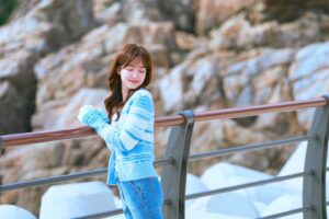 Jo Soo-min Instagram - "전요, 결혼에도 자격이 있다고 생각해요
상대방을 신뢰할 수 있고, 책임질 수 있고, 온전히 자신을 내어줄 때  자기도 충분히 행복감을 느끼는 사람들이 해야 한다고 봐요"

이건 제가 가장 좋아하는 하나 대사인데요….!
많은 분들께 결혼에 대한 많은 생각이 들게 만들었던 의미 있는 대사였던 것 같습니다

하나는 마음의 문을 열게 해준 따듯한 마음의 철희와 행복한 미래를 꿈꾸게 되었는데요
드라마 시청해주신 모든 분들께도 내 마음을 알아주는 마음이 따듯한 분들이 주변에 가득했으면 하는 바램입니다🤍
어떠한 관계든 진정한 내편이 있다는 건 참 행복한 일이니까요☺️
모두들 따듯한 연말 보내시구 저희 드라마 시청해주셔서 감사합니다💛
여러분 하나가 사랑한다구 전해달래요오🧡🧡🧡
사랑해YOU🥰