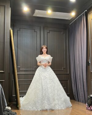 Jo Soo-min Instagram - 하나의 드레스 입어보깅💍