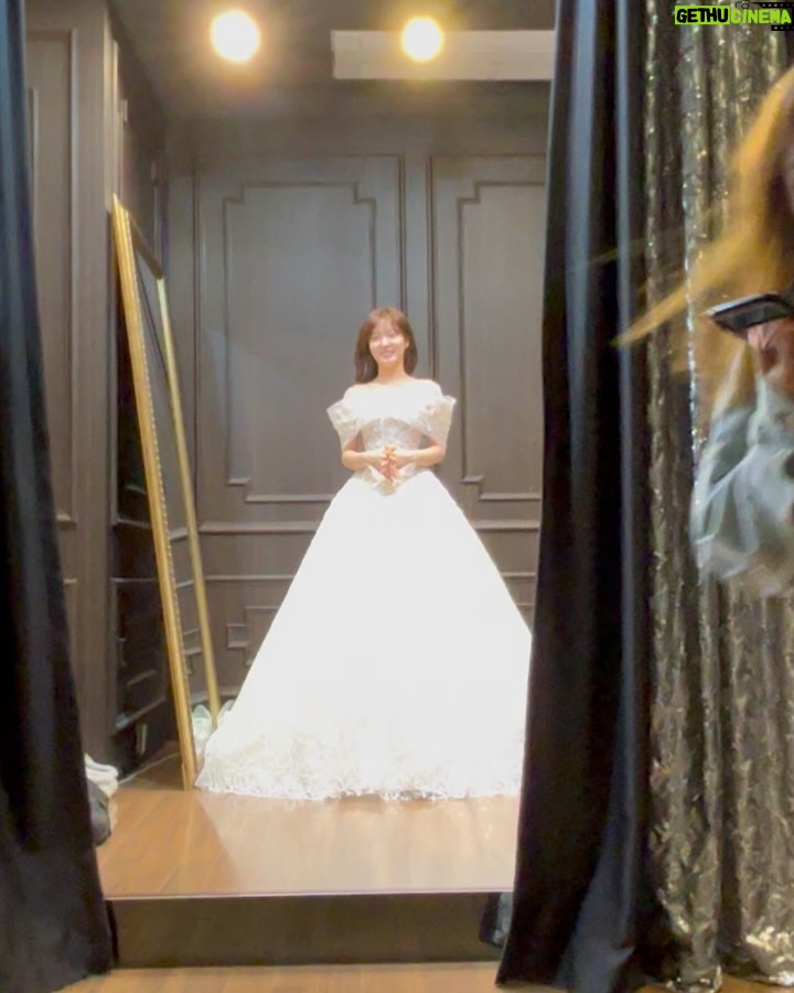 Jo Soo-min - 130.3K Likes - 하나의 드레스 입어보깅💍
