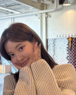Jo Soo-min Instagram - 추우니까 요새 푹 빠진 따듯한 이 노래🎵✨