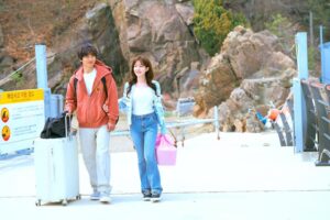 Jo Soo-min Instagram - "전요, 결혼에도 자격이 있다고 생각해요
상대방을 신뢰할 수 있고, 책임질 수 있고, 온전히 자신을 내어줄 때  자기도 충분히 행복감을 느끼는 사람들이 해야 한다고 봐요"

이건 제가 가장 좋아하는 하나 대사인데요….!
많은 분들께 결혼에 대한 많은 생각이 들게 만들었던 의미 있는 대사였던 것 같습니다

하나는 마음의 문을 열게 해준 따듯한 마음의 철희와 행복한 미래를 꿈꾸게 되었는데요
드라마 시청해주신 모든 분들께도 내 마음을 알아주는 마음이 따듯한 분들이 주변에 가득했으면 하는 바램입니다🤍
어떠한 관계든 진정한 내편이 있다는 건 참 행복한 일이니까요☺️
모두들 따듯한 연말 보내시구 저희 드라마 시청해주셔서 감사합니다💛
여러분 하나가 사랑한다구 전해달래요오🧡🧡🧡
사랑해YOU🥰