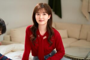 Jo Soo-min Instagram - "전요, 결혼에도 자격이 있다고 생각해요
상대방을 신뢰할 수 있고, 책임질 수 있고, 온전히 자신을 내어줄 때  자기도 충분히 행복감을 느끼는 사람들이 해야 한다고 봐요"

이건 제가 가장 좋아하는 하나 대사인데요….!
많은 분들께 결혼에 대한 많은 생각이 들게 만들었던 의미 있는 대사였던 것 같습니다

하나는 마음의 문을 열게 해준 따듯한 마음의 철희와 행복한 미래를 꿈꾸게 되었는데요
드라마 시청해주신 모든 분들께도 내 마음을 알아주는 마음이 따듯한 분들이 주변에 가득했으면 하는 바램입니다🤍
어떠한 관계든 진정한 내편이 있다는 건 참 행복한 일이니까요☺️
모두들 따듯한 연말 보내시구 저희 드라마 시청해주셔서 감사합니다💛
여러분 하나가 사랑한다구 전해달래요오🧡🧡🧡
사랑해YOU🥰