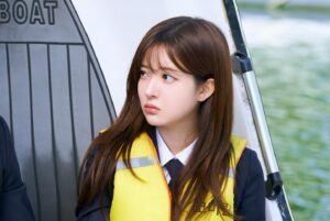 Jo Soo-min Instagram - "전요, 결혼에도 자격이 있다고 생각해요
상대방을 신뢰할 수 있고, 책임질 수 있고, 온전히 자신을 내어줄 때  자기도 충분히 행복감을 느끼는 사람들이 해야 한다고 봐요"

이건 제가 가장 좋아하는 하나 대사인데요….!
많은 분들께 결혼에 대한 많은 생각이 들게 만들었던 의미 있는 대사였던 것 같습니다

하나는 마음의 문을 열게 해준 따듯한 마음의 철희와 행복한 미래를 꿈꾸게 되었는데요
드라마 시청해주신 모든 분들께도 내 마음을 알아주는 마음이 따듯한 분들이 주변에 가득했으면 하는 바램입니다🤍
어떠한 관계든 진정한 내편이 있다는 건 참 행복한 일이니까요☺️
모두들 따듯한 연말 보내시구 저희 드라마 시청해주셔서 감사합니다💛
여러분 하나가 사랑한다구 전해달래요오🧡🧡🧡
사랑해YOU🥰