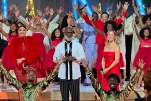 JoJo Instagram - A Motown Christmas dump!!!! I had ta do it!!!
Beyond honored to have shared the stage with some absolute legends to bring in the holidays. Nothing warmer than this to get us in the festive spirit🎄
After it airs live on @nbc it’ll be streaming next day on @peacock.
Singing a duet with @octobertheking and one just me and @rickeyminor ‘s band ♥️🙏🏼

1- most entertaining bus ride to set w/ @iamjamiefoxx 
2- Smokey’s EYES  @smokeyrobinson 
3- water for me champagne for @octobertheking 
4- my fellow December Baby @jordinsparks 
5- u can’t see but he was showing off his red boots @machinegunkelly 
6- details @badgleymischka @ayumiperry 
7- @jordinsparks & bebewinans lookin STUNNIN 
8- squad
9- please let me in @ptxofficial