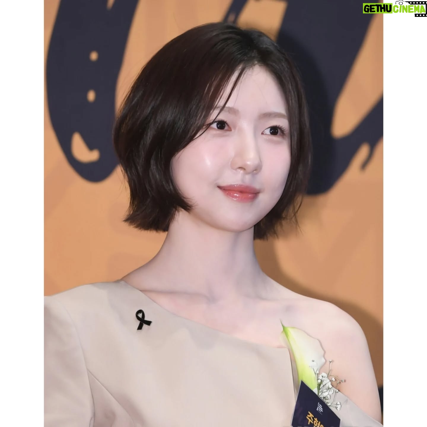 Joo Hyun-young - 24.2K Likes - 안녕하세요. 주현영입니다. 라디오 dj가 되고 많은 분들의 이야기를 듣고 나누게 됐습니다. 하루하루 말 한마디의 큰 힘을 느끼며 성장해 나가는 과정에 있는데요. 가능성을 봐주시고 이렇게 소중한 가치를 부여해 주신 퍼스트브랜드 대상 감사합니다. 이러한 환경을 마련해주시고 지지해 주시는 <12시엔 주현영> 제작진께도 정말 감사해요.
고단한 일상에서 사랑이 피어나는 순간들과 자랑스럽고 뿌듯한 마음 그리고 포근하게 위로받는 마음을 더 만끽하실 수 있도록, 오래오래 기억하며 추억할 수 있도록 도와드리고 싶습니다. 누군가의 딸로서, 친구로서, 언니로서, 동생으로서 그리고 동료로서 꼭 함께할게요. 부디 건강한 한 해 되시길 바랍니다.