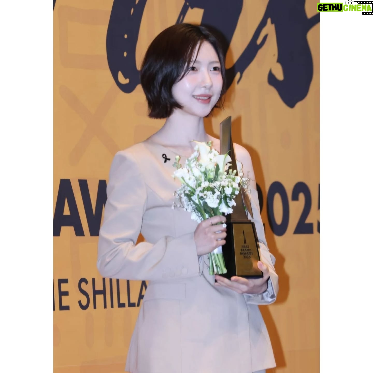 Joo Hyun-young - 24.2K Likes - 안녕하세요. 주현영입니다. 라디오 dj가 되고 많은 분들의 이야기를 듣고 나누게 됐습니다. 하루하루 말 한마디의 큰 힘을 느끼며 성장해 나가는 과정에 있는데요. 가능성을 봐주시고 이렇게 소중한 가치를 부여해 주신 퍼스트브랜드 대상 감사합니다. 이러한 환경을 마련해주시고 지지해 주시는 <12시엔 주현영> 제작진께도 정말 감사해요.
고단한 일상에서 사랑이 피어나는 순간들과 자랑스럽고 뿌듯한 마음 그리고 포근하게 위로받는 마음을 더 만끽하실 수 있도록, 오래오래 기억하며 추억할 수 있도록 도와드리고 싶습니다. 누군가의 딸로서, 친구로서, 언니로서, 동생으로서 그리고 동료로서 꼭 함께할게요. 부디 건강한 한 해 되시길 바랍니다.