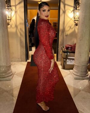 Jordin Sparks Instagram - You know what?? I love these winter curves! What a 🎁! More for my baby to love! 😉 💃🏽 @_danaisaiah 😘

The Glam Team smashed it as always with this look from the NBC - A Motown Christmas Special! @kimoramulan on the face, @seanchristopherfears for my hair, and @khai_themannequin came through with the looks, okay!? Give these talented humans a follow! 🤍💁🏽‍♀️

SONG: It’s You
ALBUM: Cider & Hennessy