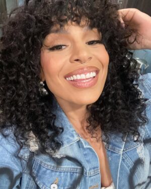 Jordin Sparks Instagram - I LOVED this week’s 80’s episode of #RollerJam—I got to meet the beauty that is @debbiegibson! We hit it off right away. Annnnd it is one of my favorite looks! Glam girlies did their thing as per usual: @kimoramulan & @jenniferjocelyn 💋