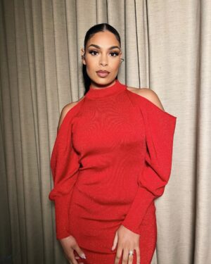 Jordin Sparks Instagram - Grateful to spread some holiday cheer before my final bow of 2024! Thanks for having me, @theviewabc! 🎁

Glam is glamming! 
Face: @latisharankin 
Hair: @jenniferjocelyn