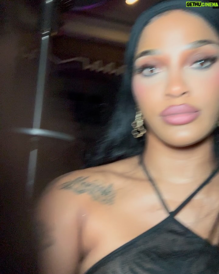 Joseline Hernandez - 105.8K Likes - Getting a baby put in me this year going to be easy π€π
With this sexy #cavalli Number π
May you have lots of health,luck,money this year π°