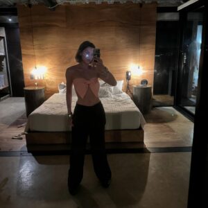 Juanita Arias Instagram - Deseo que este 2025 te puedas enamorar de lo que ves en el espejo … Que tu consciencia se expanda y que tu mantra de bolsillo sea el de la última Foto “ YO PUEDO Y SOY CAPAZ “ 🤍 🙏🏼🌱
