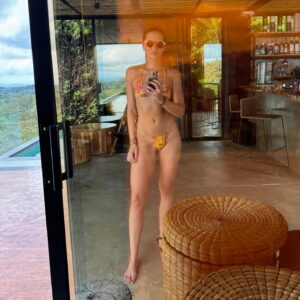 Juanita Arias Instagram - Deseo que este 2025 te puedas enamorar de lo que ves en el espejo … Que tu consciencia se expanda y que tu mantra de bolsillo sea el de la última Foto “ YO PUEDO Y SOY CAPAZ “ 🤍 🙏🏼🌱
