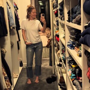 Judy Greer Instagram - #1 favorite outfit of all time forever = vintage levis & a white tee, and this is the best white tee. Fit. Neckline. Soft. Good cause. @xkarla you did it again, and this time with @michaelstarsinc and to raise 💰 for #theperiodabundancefoundation