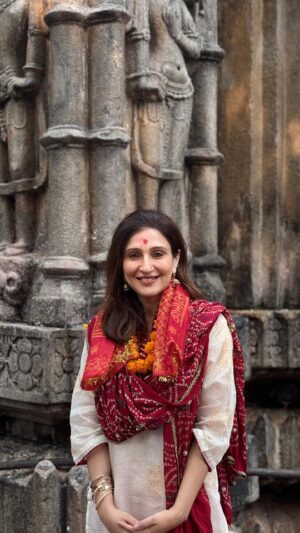 Juhi Babbar Instagram - In Guwahati I visited the Kamakhya Temple - It is one of the 51 Shakti Peeth in India 🙏🏼

Steeped into its history and mythology dated back to the 8th - 9th century. It is one of the most sacred temples for the worship of Goddess Shakti ✨
Glad I could do this visit with the core team of, ‘With Love, Aap Ki Saiyaara’ 💕

( Maa Kamakhya Temple | Guwahati | Shakti Peetha | Juhi Babbar Soni )

#MaaKamakhyaTemple #Guwahati #Assam #ShaktiPeetha #GoddessShakti #WithLoveAapkiSaiyaara #Blessed #Temple #JuhiBabbarSoni