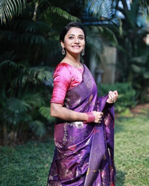 Jui Gadkari Instagram - Draped in elegance!!! For the baby shower of @mostly_monika 

This beautiful soft saree by @shivpaithani_saree 

#juigadkari #sayali #saree #traditional #babyshower