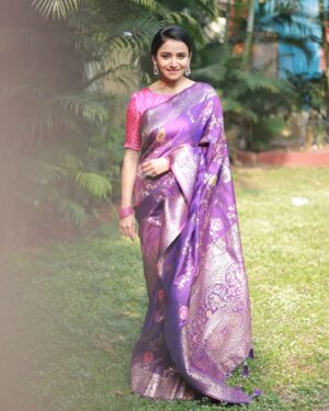 Jui Gadkari Instagram - Draped in elegance!!! For the baby shower of @mostly_monika 

This beautiful soft saree by @shivpaithani_saree 

#juigadkari #sayali #saree #traditional #babyshower