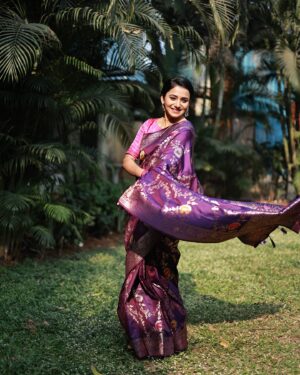 Jui Gadkari Instagram - Draped in elegance!!! For the baby shower of @mostly_monika 

This beautiful soft saree by @shivpaithani_saree 

#juigadkari #sayali #saree #traditional #babyshower