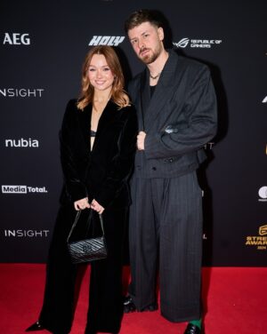 Julia Beautx Instagram - Stream Awards haben mich verstört, aber waren auch sehr fein, deshalb muss ich euch jetzt davon erzählen, ok?

1. bin stolz, dass ich mit meinem Outfit die 12 Jahre Aussehigkeit aus mir raus bekommen habe 😍
2. @rewinstagram sieht aber aus wie 12 
3. ratet, worüber ich hier grad abgeraged hab?
4. hier war ich fertig mit ragen 🤭
5. war zuhause schon sehr stolz, auch wenn ich meine ganze Wohnung verwüstet hab 
6. guckt wie gut @rezo an diesem Abend aussah? Wollte nur, dass ihr das alle seht 
7. als ich den Award für planloseste Streamerin des Jahres gewonnen habe