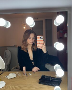 Julia Beautx Instagram - Stream Awards haben mich verstört, aber waren auch sehr fein, deshalb muss ich euch jetzt davon erzählen, ok?

1. bin stolz, dass ich mit meinem Outfit die 12 Jahre Aussehigkeit aus mir raus bekommen habe 😍
2. @rewinstagram sieht aber aus wie 12 
3. ratet, worüber ich hier grad abgeraged hab?
4. hier war ich fertig mit ragen 🤭
5. war zuhause schon sehr stolz, auch wenn ich meine ganze Wohnung verwüstet hab 
6. guckt wie gut @rezo an diesem Abend aussah? Wollte nur, dass ihr das alle seht 
7. als ich den Award für planloseste Streamerin des Jahres gewonnen habe