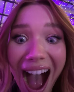 Julia Beautx Instagram - Stream Awards haben mich verstört, aber waren auch sehr fein, deshalb muss ich euch jetzt davon erzählen, ok?

1. bin stolz, dass ich mit meinem Outfit die 12 Jahre Aussehigkeit aus mir raus bekommen habe 😍
2. @rewinstagram sieht aber aus wie 12 
3. ratet, worüber ich hier grad abgeraged hab?
4. hier war ich fertig mit ragen 🤭
5. war zuhause schon sehr stolz, auch wenn ich meine ganze Wohnung verwüstet hab 
6. guckt wie gut @rezo an diesem Abend aussah? Wollte nur, dass ihr das alle seht 
7. als ich den Award für planloseste Streamerin des Jahres gewonnen habe