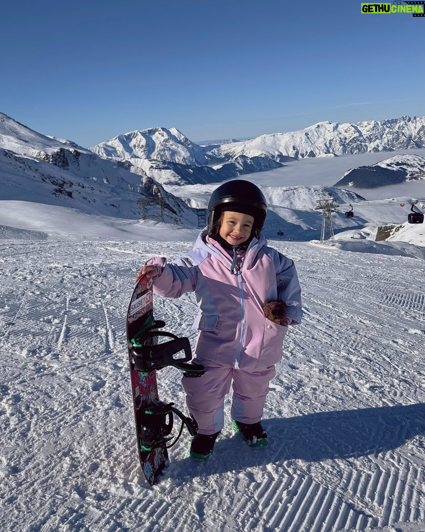 Julia Flabat - 32.8K Likes - Retour sur notre séjour aux 2 Alpes pour les fêtes de Noël ⛷️🎄
Quelle est votre photo préférée ?
1- Les Papeoo de retour au ski 🗻
2- Ella en snowbordeuse 🏂
3- Eddy et Edan en skieurs ⛷️
4- et Julia, la pietonne 🫣
5- La famille est au complet avec mamie , toujours présente 😍
6 - Prêts à dévaler les pistes 👌🏻
7- Edan et Ella ont d’ailleurs eu leur étoile ⭐️
8- et Ella a bien fêté ça , After ski 💃🏻🪩
9- et ils ont eu des bons fous rires entre cousins
10- Ella, La princesse à son Papa , toujours ☺️
11- et Edan , Le fayot d’un autre Papa 🎅🏽
12- Notre after ski préféré : le skyjo 🃏
13 - Quand Julia observe les pistes assise tranquillement sur sa chaise longue 😎
14- Vs Quand Julia descend les pistes 😂
15- et un sublime feu d’artifice a clôturé cette belle semaine aux 2 Alpes 🎇
Merci @sunweb pour l’organisation de tout notre séjour, de l’hébergement (@mmv_lesvacancesclub ) à la location du matériel (@skiset) en passant par les forfaits (@2alpes ) , ils se sont occupés de tout et ça fait du bien 😅
Vous pouvez vous aussi faire de belles économies en passant par Sunweb et leurs séjours tout compris x
Et en ce moment, bénéficiez de -75€ par personne sur les séjours hiver ou soleil avec le code EDDY ou le code JULIA .
#sunweb #creativememories #collaborationcommerciale