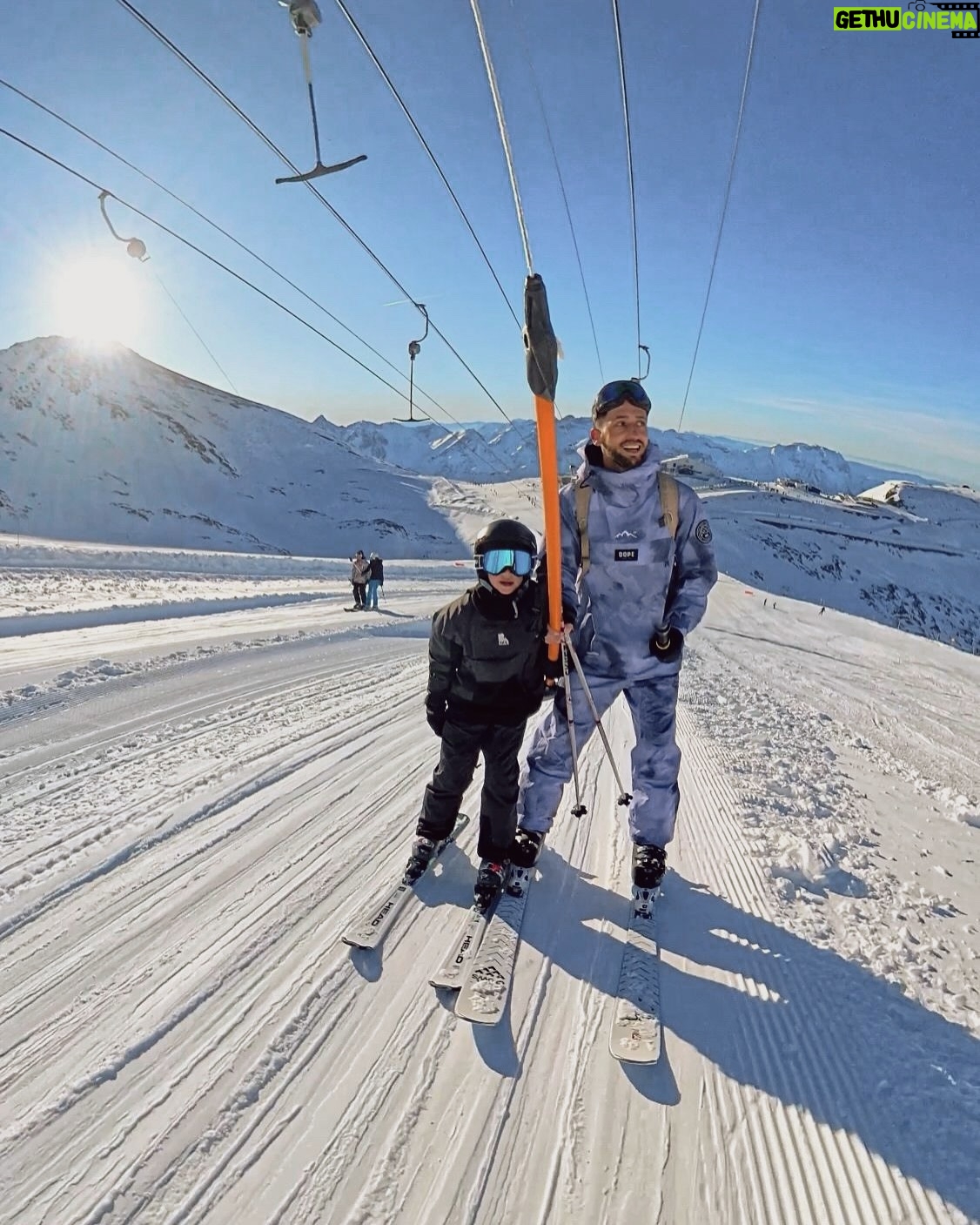 Julia Flabat - 32.8K Likes - Retour sur notre séjour aux 2 Alpes pour les fêtes de Noël ⛷️🎄
Quelle est votre photo préférée ?
1- Les Papeoo de retour au ski 🗻
2- Ella en snowbordeuse 🏂
3- Eddy et Edan en skieurs ⛷️
4- et Julia, la pietonne 🫣
5- La famille est au complet avec mamie , toujours présente 😍
6 - Prêts à dévaler les pistes 👌🏻
7- Edan et Ella ont d’ailleurs eu leur étoile ⭐️
8- et Ella a bien fêté ça , After ski 💃🏻🪩
9- et ils ont eu des bons fous rires entre cousins
10- Ella, La princesse à son Papa , toujours ☺️
11- et Edan , Le fayot d’un autre Papa 🎅🏽
12- Notre after ski préféré : le skyjo 🃏
13 - Quand Julia observe les pistes assise tranquillement sur sa chaise longue 😎
14- Vs Quand Julia descend les pistes 😂
15- et un sublime feu d’artifice a clôturé cette belle semaine aux 2 Alpes 🎇
Merci @sunweb pour l’organisation de tout notre séjour, de l’hébergement (@mmv_lesvacancesclub ) à la location du matériel (@skiset) en passant par les forfaits (@2alpes ) , ils se sont occupés de tout et ça fait du bien 😅
Vous pouvez vous aussi faire de belles économies en passant par Sunweb et leurs séjours tout compris x
Et en ce moment, bénéficiez de -75€ par personne sur les séjours hiver ou soleil avec le code EDDY ou le code JULIA .
#sunweb #creativememories #collaborationcommerciale