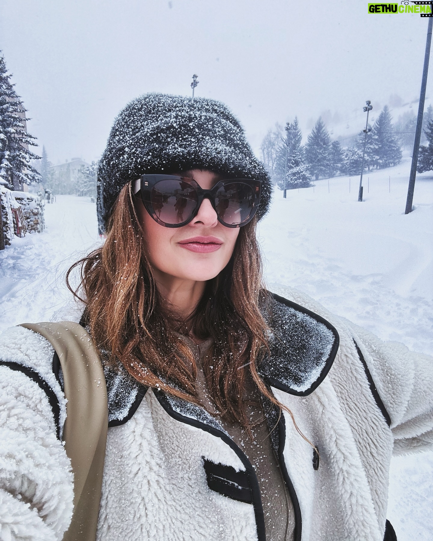 Julia Flabat - 32.8K Likes - Retour sur notre séjour aux 2 Alpes pour les fêtes de Noël ⛷️🎄
Quelle est votre photo préférée ?
1- Les Papeoo de retour au ski 🗻
2- Ella en snowbordeuse 🏂
3- Eddy et Edan en skieurs ⛷️
4- et Julia, la pietonne 🫣
5- La famille est au complet avec mamie , toujours présente 😍
6 - Prêts à dévaler les pistes 👌🏻
7- Edan et Ella ont d’ailleurs eu leur étoile ⭐️
8- et Ella a bien fêté ça , After ski 💃🏻🪩
9- et ils ont eu des bons fous rires entre cousins
10- Ella, La princesse à son Papa , toujours ☺️
11- et Edan , Le fayot d’un autre Papa 🎅🏽
12- Notre after ski préféré : le skyjo 🃏
13 - Quand Julia observe les pistes assise tranquillement sur sa chaise longue 😎
14- Vs Quand Julia descend les pistes 😂
15- et un sublime feu d’artifice a clôturé cette belle semaine aux 2 Alpes 🎇
Merci @sunweb pour l’organisation de tout notre séjour, de l’hébergement (@mmv_lesvacancesclub ) à la location du matériel (@skiset) en passant par les forfaits (@2alpes ) , ils se sont occupés de tout et ça fait du bien 😅
Vous pouvez vous aussi faire de belles économies en passant par Sunweb et leurs séjours tout compris x
Et en ce moment, bénéficiez de -75€ par personne sur les séjours hiver ou soleil avec le code EDDY ou le code JULIA .
#sunweb #creativememories #collaborationcommerciale