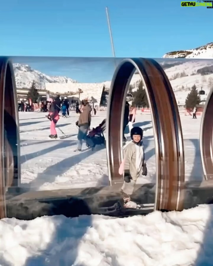 Julia Flabat - 32.8K Likes - Retour sur notre séjour aux 2 Alpes pour les fêtes de Noël ⛷️🎄
Quelle est votre photo préférée ?
1- Les Papeoo de retour au ski 🗻
2- Ella en snowbordeuse 🏂
3- Eddy et Edan en skieurs ⛷️
4- et Julia, la pietonne 🫣
5- La famille est au complet avec mamie , toujours présente 😍
6 - Prêts à dévaler les pistes 👌🏻
7- Edan et Ella ont d’ailleurs eu leur étoile ⭐️
8- et Ella a bien fêté ça , After ski 💃🏻🪩
9- et ils ont eu des bons fous rires entre cousins
10- Ella, La princesse à son Papa , toujours ☺️
11- et Edan , Le fayot d’un autre Papa 🎅🏽
12- Notre after ski préféré : le skyjo 🃏
13 - Quand Julia observe les pistes assise tranquillement sur sa chaise longue 😎
14- Vs Quand Julia descend les pistes 😂
15- et un sublime feu d’artifice a clôturé cette belle semaine aux 2 Alpes 🎇
Merci @sunweb pour l’organisation de tout notre séjour, de l’hébergement (@mmv_lesvacancesclub ) à la location du matériel (@skiset) en passant par les forfaits (@2alpes ) , ils se sont occupés de tout et ça fait du bien 😅
Vous pouvez vous aussi faire de belles économies en passant par Sunweb et leurs séjours tout compris x
Et en ce moment, bénéficiez de -75€ par personne sur les séjours hiver ou soleil avec le code EDDY ou le code JULIA .
#sunweb #creativememories #collaborationcommerciale