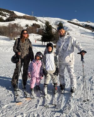Julia Flabat Instagram - Retour sur notre séjour aux 2 Alpes pour les fêtes de Noël ⛷️🎄 

Quelle est votre photo préférée ? 
1- Les Papeoo de retour au ski 🗻
2- Ella en snowbordeuse 🏂
3- Eddy et Edan en skieurs ⛷️
4- et Julia, la pietonne 🫣
5- La famille est au complet avec mamie , toujours présente 😍
6 - Prêts à dévaler les pistes 👌🏻
7- Edan et Ella ont d’ailleurs eu leur étoile ⭐️
8- et Ella a bien fêté ça , After ski 💃🏻🪩
9- et ils ont eu des bons fous rires entre cousins 
10- Ella, La princesse à son Papa , toujours ☺️
11- et Edan , Le fayot d’un autre Papa 🎅🏽
12- Notre after ski préféré : le skyjo 🃏
13 - Quand Julia observe les pistes assise tranquillement sur sa chaise longue 😎
14- Vs Quand Julia descend les pistes 😂
15- et un sublime feu d’artifice a clôturé cette belle semaine aux 2 Alpes 🎇

Merci @sunweb pour l’organisation de tout notre séjour, de l’hébergement (@mmv_lesvacancesclub ) à la location du matériel (@skiset) en passant par les forfaits (@2alpes ) , ils se sont occupés de tout et ça fait du bien 😅 

Vous pouvez vous aussi faire de belles économies en passant par Sunweb et leurs séjours tout compris x 
Et en ce moment, bénéficiez de -75€ par personne sur les séjours hiver ou soleil avec le code EDDY ou le code JULIA .

#sunweb #creativememories #collaborationcommerciale
