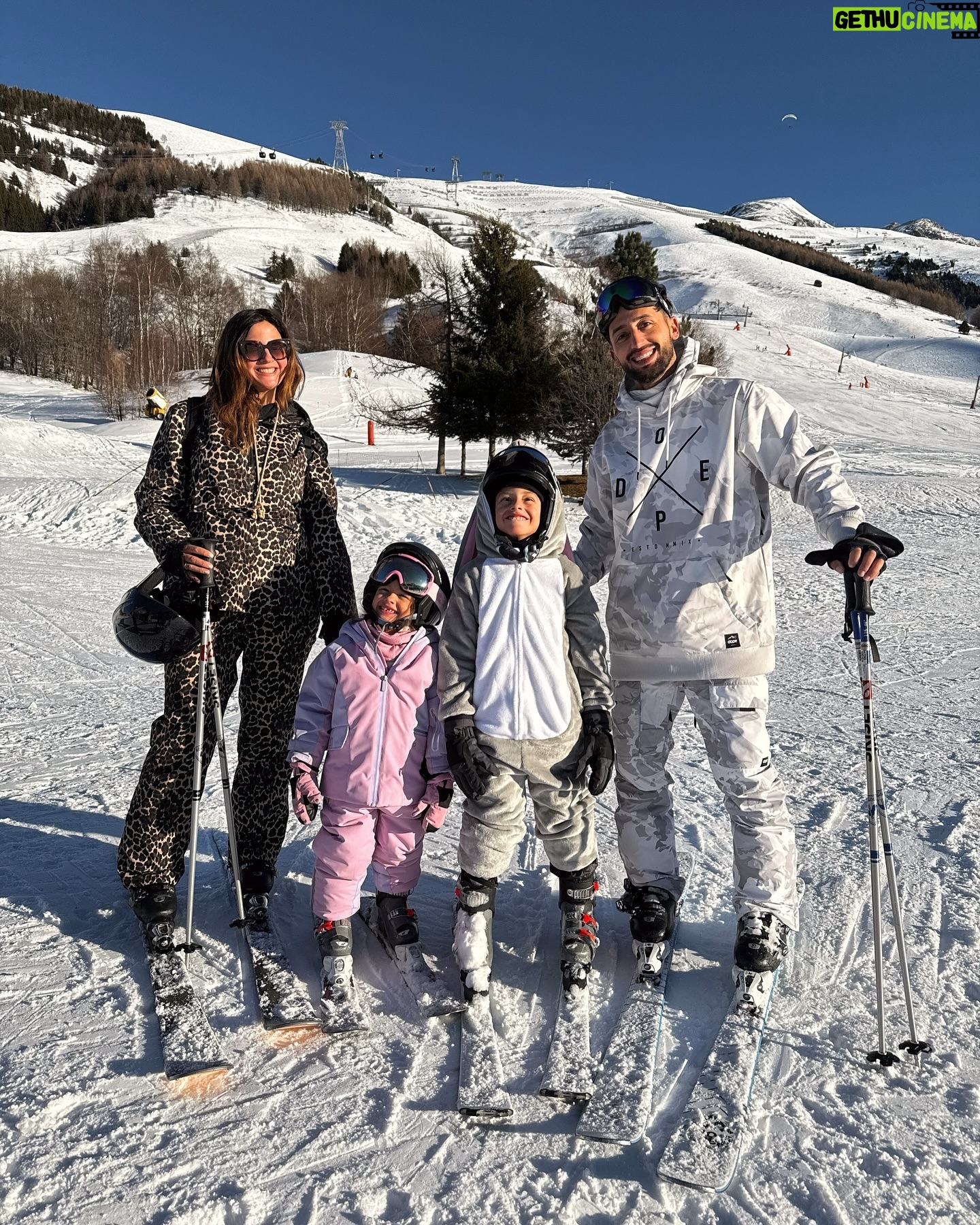 Julia Flabat - 32.8K Likes - Retour sur notre séjour aux 2 Alpes pour les fêtes de Noël ⛷️🎄
Quelle est votre photo préférée ?
1- Les Papeoo de retour au ski 🗻
2- Ella en snowbordeuse 🏂
3- Eddy et Edan en skieurs ⛷️
4- et Julia, la pietonne 🫣
5- La famille est au complet avec mamie , toujours présente 😍
6 - Prêts à dévaler les pistes 👌🏻
7- Edan et Ella ont d’ailleurs eu leur étoile ⭐️
8- et Ella a bien fêté ça , After ski 💃🏻🪩
9- et ils ont eu des bons fous rires entre cousins
10- Ella, La princesse à son Papa , toujours ☺️
11- et Edan , Le fayot d’un autre Papa 🎅🏽
12- Notre after ski préféré : le skyjo 🃏
13 - Quand Julia observe les pistes assise tranquillement sur sa chaise longue 😎
14- Vs Quand Julia descend les pistes 😂
15- et un sublime feu d’artifice a clôturé cette belle semaine aux 2 Alpes 🎇
Merci @sunweb pour l’organisation de tout notre séjour, de l’hébergement (@mmv_lesvacancesclub ) à la location du matériel (@skiset) en passant par les forfaits (@2alpes ) , ils se sont occupés de tout et ça fait du bien 😅
Vous pouvez vous aussi faire de belles économies en passant par Sunweb et leurs séjours tout compris x
Et en ce moment, bénéficiez de -75€ par personne sur les séjours hiver ou soleil avec le code EDDY ou le code JULIA .
#sunweb #creativememories #collaborationcommerciale
