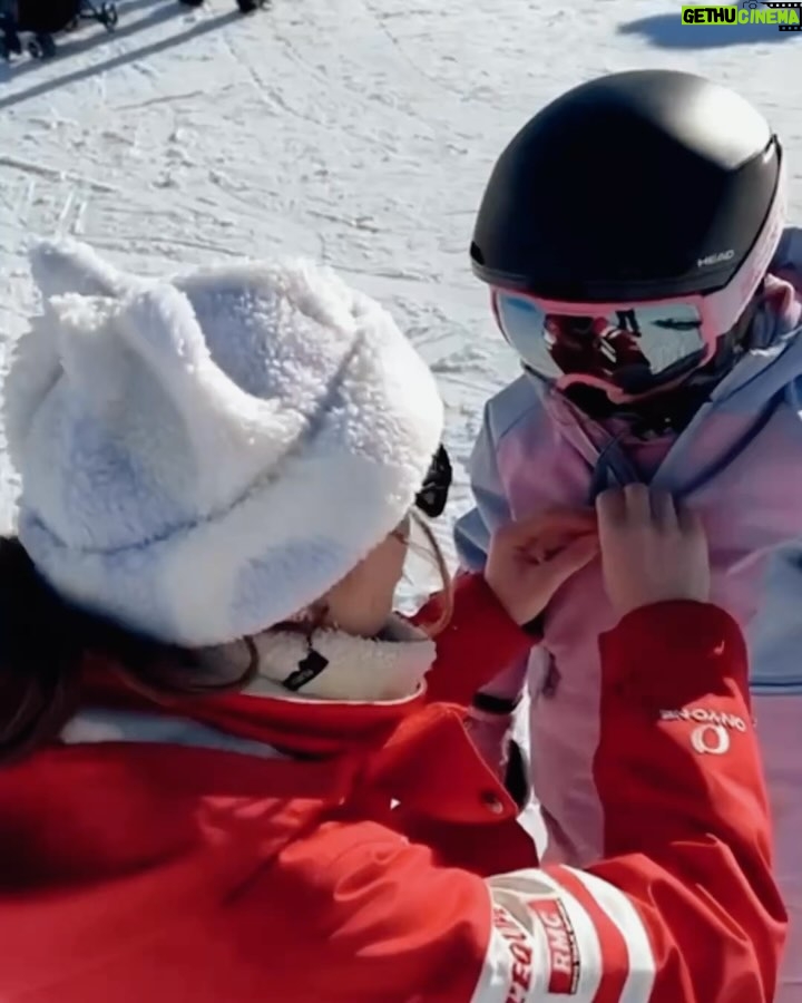 Julia Flabat - 32.8K Likes - Retour sur notre séjour aux 2 Alpes pour les fêtes de Noël ⛷️🎄
Quelle est votre photo préférée ?
1- Les Papeoo de retour au ski 🗻
2- Ella en snowbordeuse 🏂
3- Eddy et Edan en skieurs ⛷️
4- et Julia, la pietonne 🫣
5- La famille est au complet avec mamie , toujours présente 😍
6 - Prêts à dévaler les pistes 👌🏻
7- Edan et Ella ont d’ailleurs eu leur étoile ⭐️
8- et Ella a bien fêté ça , After ski 💃🏻🪩
9- et ils ont eu des bons fous rires entre cousins
10- Ella, La princesse à son Papa , toujours ☺️
11- et Edan , Le fayot d’un autre Papa 🎅🏽
12- Notre after ski préféré : le skyjo 🃏
13 - Quand Julia observe les pistes assise tranquillement sur sa chaise longue 😎
14- Vs Quand Julia descend les pistes 😂
15- et un sublime feu d’artifice a clôturé cette belle semaine aux 2 Alpes 🎇
Merci @sunweb pour l’organisation de tout notre séjour, de l’hébergement (@mmv_lesvacancesclub ) à la location du matériel (@skiset) en passant par les forfaits (@2alpes ) , ils se sont occupés de tout et ça fait du bien 😅
Vous pouvez vous aussi faire de belles économies en passant par Sunweb et leurs séjours tout compris x
Et en ce moment, bénéficiez de -75€ par personne sur les séjours hiver ou soleil avec le code EDDY ou le code JULIA .
#sunweb #creativememories #collaborationcommerciale