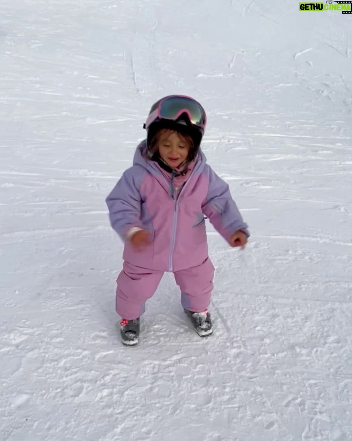 Julia Flabat - 32.8K Likes - Retour sur notre séjour aux 2 Alpes pour les fêtes de Noël ⛷️🎄
Quelle est votre photo préférée ?
1- Les Papeoo de retour au ski 🗻
2- Ella en snowbordeuse 🏂
3- Eddy et Edan en skieurs ⛷️
4- et Julia, la pietonne 🫣
5- La famille est au complet avec mamie , toujours présente 😍
6 - Prêts à dévaler les pistes 👌🏻
7- Edan et Ella ont d’ailleurs eu leur étoile ⭐️
8- et Ella a bien fêté ça , After ski 💃🏻🪩
9- et ils ont eu des bons fous rires entre cousins
10- Ella, La princesse à son Papa , toujours ☺️
11- et Edan , Le fayot d’un autre Papa 🎅🏽
12- Notre after ski préféré : le skyjo 🃏
13 - Quand Julia observe les pistes assise tranquillement sur sa chaise longue 😎
14- Vs Quand Julia descend les pistes 😂
15- et un sublime feu d’artifice a clôturé cette belle semaine aux 2 Alpes 🎇
Merci @sunweb pour l’organisation de tout notre séjour, de l’hébergement (@mmv_lesvacancesclub ) à la location du matériel (@skiset) en passant par les forfaits (@2alpes ) , ils se sont occupés de tout et ça fait du bien 😅
Vous pouvez vous aussi faire de belles économies en passant par Sunweb et leurs séjours tout compris x
Et en ce moment, bénéficiez de -75€ par personne sur les séjours hiver ou soleil avec le code EDDY ou le code JULIA .
#sunweb #creativememories #collaborationcommerciale