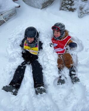 Julia Flabat Instagram - Retour sur notre séjour aux 2 Alpes pour les fêtes de Noël ⛷️🎄 

Quelle est votre photo préférée ? 
1- Les Papeoo de retour au ski 🗻
2- Ella en snowbordeuse 🏂
3- Eddy et Edan en skieurs ⛷️
4- et Julia, la pietonne 🫣
5- La famille est au complet avec mamie , toujours présente 😍
6 - Prêts à dévaler les pistes 👌🏻
7- Edan et Ella ont d’ailleurs eu leur étoile ⭐️
8- et Ella a bien fêté ça , After ski 💃🏻🪩
9- et ils ont eu des bons fous rires entre cousins 
10- Ella, La princesse à son Papa , toujours ☺️
11- et Edan , Le fayot d’un autre Papa 🎅🏽
12- Notre after ski préféré : le skyjo 🃏
13 - Quand Julia observe les pistes assise tranquillement sur sa chaise longue 😎
14- Vs Quand Julia descend les pistes 😂
15- et un sublime feu d’artifice a clôturé cette belle semaine aux 2 Alpes 🎇

Merci @sunweb pour l’organisation de tout notre séjour, de l’hébergement (@mmv_lesvacancesclub ) à la location du matériel (@skiset) en passant par les forfaits (@2alpes ) , ils se sont occupés de tout et ça fait du bien 😅 

Vous pouvez vous aussi faire de belles économies en passant par Sunweb et leurs séjours tout compris x 
Et en ce moment, bénéficiez de -75€ par personne sur les séjours hiver ou soleil avec le code EDDY ou le code JULIA .

#sunweb #creativememories #collaborationcommerciale