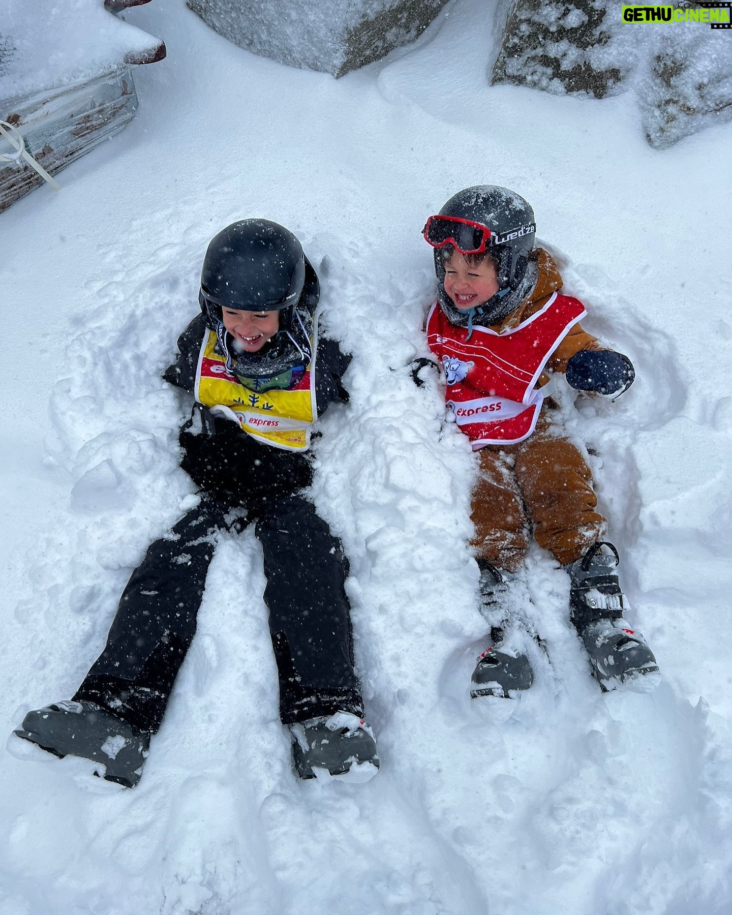 Julia Flabat - 32.8K Likes - Retour sur notre séjour aux 2 Alpes pour les fêtes de Noël ⛷️🎄
Quelle est votre photo préférée ?
1- Les Papeoo de retour au ski 🗻
2- Ella en snowbordeuse 🏂
3- Eddy et Edan en skieurs ⛷️
4- et Julia, la pietonne 🫣
5- La famille est au complet avec mamie , toujours présente 😍
6 - Prêts à dévaler les pistes 👌🏻
7- Edan et Ella ont d’ailleurs eu leur étoile ⭐️
8- et Ella a bien fêté ça , After ski 💃🏻🪩
9- et ils ont eu des bons fous rires entre cousins
10- Ella, La princesse à son Papa , toujours ☺️
11- et Edan , Le fayot d’un autre Papa 🎅🏽
12- Notre after ski préféré : le skyjo 🃏
13 - Quand Julia observe les pistes assise tranquillement sur sa chaise longue 😎
14- Vs Quand Julia descend les pistes 😂
15- et un sublime feu d’artifice a clôturé cette belle semaine aux 2 Alpes 🎇
Merci @sunweb pour l’organisation de tout notre séjour, de l’hébergement (@mmv_lesvacancesclub ) à la location du matériel (@skiset) en passant par les forfaits (@2alpes ) , ils se sont occupés de tout et ça fait du bien 😅
Vous pouvez vous aussi faire de belles économies en passant par Sunweb et leurs séjours tout compris x
Et en ce moment, bénéficiez de -75€ par personne sur les séjours hiver ou soleil avec le code EDDY ou le code JULIA .
#sunweb #creativememories #collaborationcommerciale