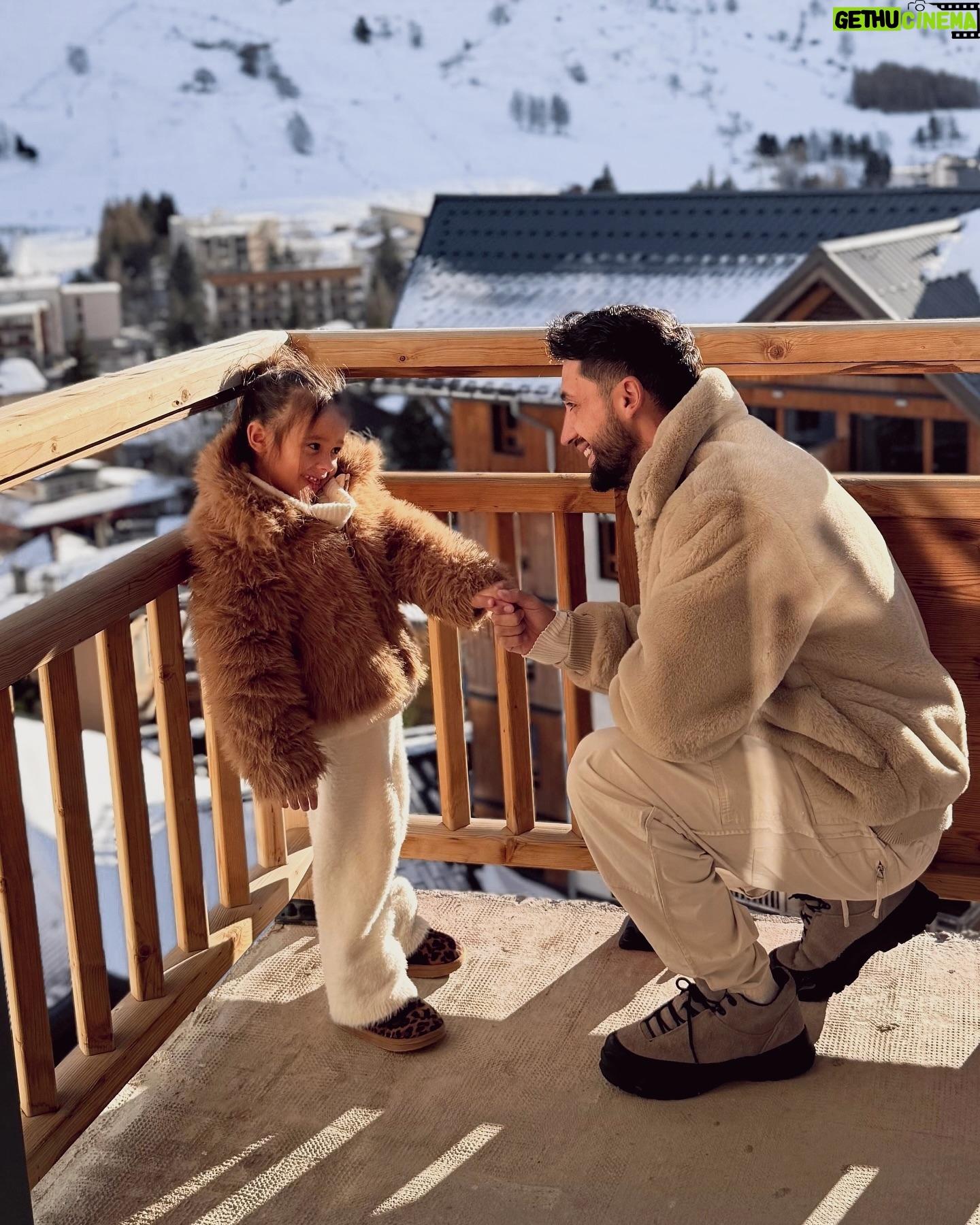 Julia Flabat - 32.8K Likes - Retour sur notre séjour aux 2 Alpes pour les fêtes de Noël ⛷️🎄
Quelle est votre photo préférée ?
1- Les Papeoo de retour au ski 🗻
2- Ella en snowbordeuse 🏂
3- Eddy et Edan en skieurs ⛷️
4- et Julia, la pietonne 🫣
5- La famille est au complet avec mamie , toujours présente 😍
6 - Prêts à dévaler les pistes 👌🏻
7- Edan et Ella ont d’ailleurs eu leur étoile ⭐️
8- et Ella a bien fêté ça , After ski 💃🏻🪩
9- et ils ont eu des bons fous rires entre cousins
10- Ella, La princesse à son Papa , toujours ☺️
11- et Edan , Le fayot d’un autre Papa 🎅🏽
12- Notre after ski préféré : le skyjo 🃏
13 - Quand Julia observe les pistes assise tranquillement sur sa chaise longue 😎
14- Vs Quand Julia descend les pistes 😂
15- et un sublime feu d’artifice a clôturé cette belle semaine aux 2 Alpes 🎇
Merci @sunweb pour l’organisation de tout notre séjour, de l’hébergement (@mmv_lesvacancesclub ) à la location du matériel (@skiset) en passant par les forfaits (@2alpes ) , ils se sont occupés de tout et ça fait du bien 😅
Vous pouvez vous aussi faire de belles économies en passant par Sunweb et leurs séjours tout compris x
Et en ce moment, bénéficiez de -75€ par personne sur les séjours hiver ou soleil avec le code EDDY ou le code JULIA .
#sunweb #creativememories #collaborationcommerciale