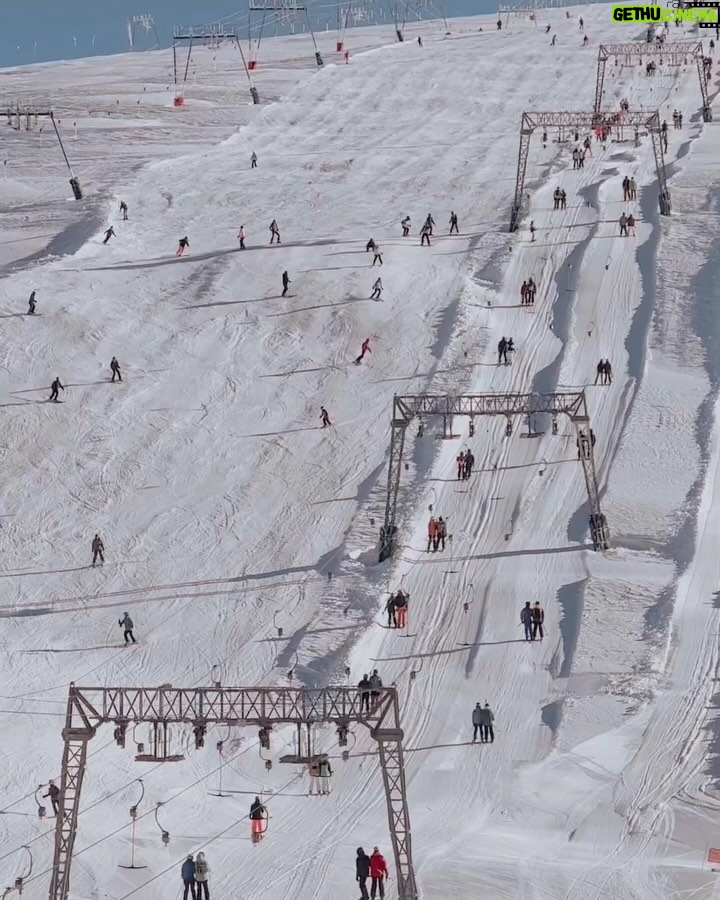 Julia Flabat - 32.8K Likes - Retour sur notre séjour aux 2 Alpes pour les fêtes de Noël ⛷️🎄
Quelle est votre photo préférée ?
1- Les Papeoo de retour au ski 🗻
2- Ella en snowbordeuse 🏂
3- Eddy et Edan en skieurs ⛷️
4- et Julia, la pietonne 🫣
5- La famille est au complet avec mamie , toujours présente 😍
6 - Prêts à dévaler les pistes 👌🏻
7- Edan et Ella ont d’ailleurs eu leur étoile ⭐️
8- et Ella a bien fêté ça , After ski 💃🏻🪩
9- et ils ont eu des bons fous rires entre cousins
10- Ella, La princesse à son Papa , toujours ☺️
11- et Edan , Le fayot d’un autre Papa 🎅🏽
12- Notre after ski préféré : le skyjo 🃏
13 - Quand Julia observe les pistes assise tranquillement sur sa chaise longue 😎
14- Vs Quand Julia descend les pistes 😂
15- et un sublime feu d’artifice a clôturé cette belle semaine aux 2 Alpes 🎇
Merci @sunweb pour l’organisation de tout notre séjour, de l’hébergement (@mmv_lesvacancesclub ) à la location du matériel (@skiset) en passant par les forfaits (@2alpes ) , ils se sont occupés de tout et ça fait du bien 😅
Vous pouvez vous aussi faire de belles économies en passant par Sunweb et leurs séjours tout compris x
Et en ce moment, bénéficiez de -75€ par personne sur les séjours hiver ou soleil avec le code EDDY ou le code JULIA .
#sunweb #creativememories #collaborationcommerciale