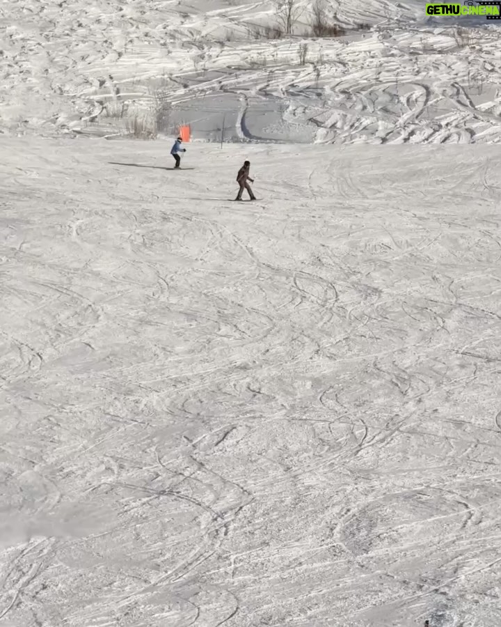 Julia Flabat - 32.8K Likes - Retour sur notre séjour aux 2 Alpes pour les fêtes de Noël ⛷️🎄
Quelle est votre photo préférée ?
1- Les Papeoo de retour au ski 🗻
2- Ella en snowbordeuse 🏂
3- Eddy et Edan en skieurs ⛷️
4- et Julia, la pietonne 🫣
5- La famille est au complet avec mamie , toujours présente 😍
6 - Prêts à dévaler les pistes 👌🏻
7- Edan et Ella ont d’ailleurs eu leur étoile ⭐️
8- et Ella a bien fêté ça , After ski 💃🏻🪩
9- et ils ont eu des bons fous rires entre cousins
10- Ella, La princesse à son Papa , toujours ☺️
11- et Edan , Le fayot d’un autre Papa 🎅🏽
12- Notre after ski préféré : le skyjo 🃏
13 - Quand Julia observe les pistes assise tranquillement sur sa chaise longue 😎
14- Vs Quand Julia descend les pistes 😂
15- et un sublime feu d’artifice a clôturé cette belle semaine aux 2 Alpes 🎇
Merci @sunweb pour l’organisation de tout notre séjour, de l’hébergement (@mmv_lesvacancesclub ) à la location du matériel (@skiset) en passant par les forfaits (@2alpes ) , ils se sont occupés de tout et ça fait du bien 😅
Vous pouvez vous aussi faire de belles économies en passant par Sunweb et leurs séjours tout compris x
Et en ce moment, bénéficiez de -75€ par personne sur les séjours hiver ou soleil avec le code EDDY ou le code JULIA .
#sunweb #creativememories #collaborationcommerciale