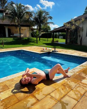 Julia Foti Instagram - 88 anos, bicho! 
Não é brincadeira não! 

Que dia goxxxxtoso com vocês! ♥️✨

ps: vovó usando @coconut.made 
mamisssss de @spiritualsurf 

#piscina #terceiraidade #coconutmade #biquini #ferias #natal