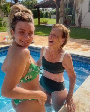 Julia Foti Instagram - 88 anos, bicho! 
Não é brincadeira não! 

Que dia goxxxxtoso com vocês! ♥️✨

ps: vovó usando @coconut.made 
mamisssss de @spiritualsurf 

#piscina #terceiraidade #coconutmade #biquini #ferias #natal