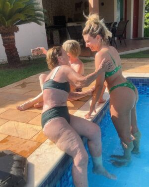 Julia Foti Instagram - 88 anos, bicho! 
Não é brincadeira não! 

Que dia goxxxxtoso com vocês! ♥️✨

ps: vovó usando @coconut.made 
mamisssss de @spiritualsurf 

#piscina #terceiraidade #coconutmade #biquini #ferias #natal