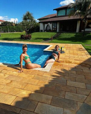 Julia Foti Instagram - 88 anos, bicho! 
Não é brincadeira não! 

Que dia goxxxxtoso com vocês! ♥️✨

ps: vovó usando @coconut.made 
mamisssss de @spiritualsurf 

#piscina #terceiraidade #coconutmade #biquini #ferias #natal