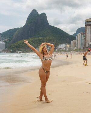 Julia Foti Instagram - errejota de novo! ♥️✨

#riodejaneiro #praia #leblon #errejota #rj